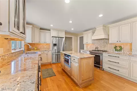 Kitchen - 93 Rockyledge Dr, Struthers, OH 44471 photo 3 of 4