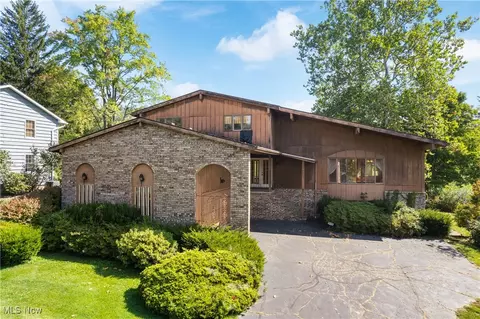 17365 Long Meadow Trl, Chagrin Falls, OH 44023