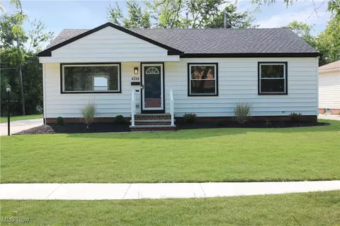 4214 Larkspur Ln, Warrensville Heights, OH 44128