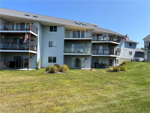 1025 Harbor St #25, Conneaut, OH 44030