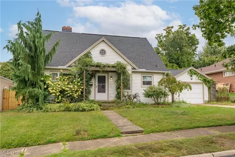 221 Clinton Ave, Akron, OH 44301