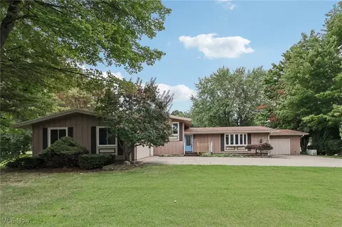 1453 Lake Rd, Conneaut, OH 44030