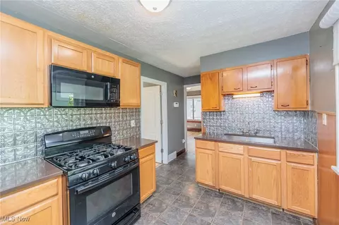 Kitchen - 547 Brown St, Akron, OH 44311 photo 2 of 5