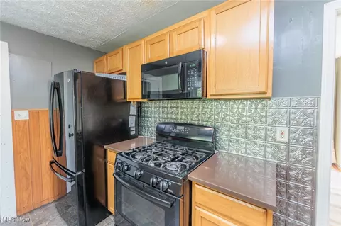 Kitchen - 547 Brown St, Akron, OH 44311 photo 4 of 5