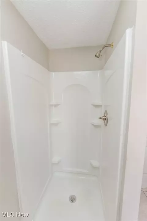 Bath - 547 Brown St, Akron, OH 44311 photo 2 of 5