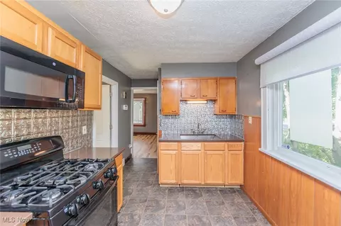 Kitchen - 547 Brown St, Akron, OH 44311 photo 1 of 5