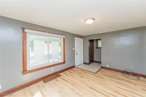 Living - 547 Brown St, Akron, OH 44311 photo 2 of 3