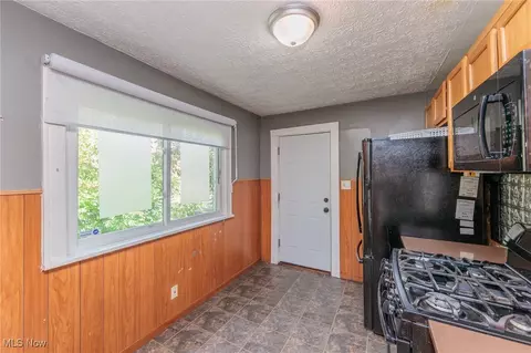 Kitchen - 547 Brown St, Akron, OH 44311 photo 5 of 5