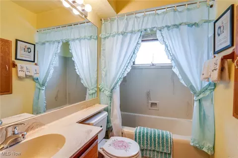 Bath - 82 E Dresden Ave, Akron, OH 44301 photo 1 of 1