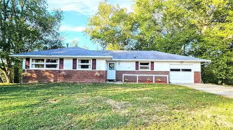 1727 Forest Hills Dr, Vienna, WV 26105
