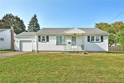 345 W Omar St, Struthers, OH 44471