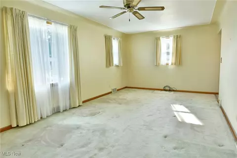 345 W Omar St, Struthers, OH 44471 photo 4