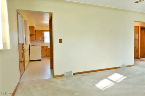 345 W Omar St, Struthers, OH 44471 photo 8