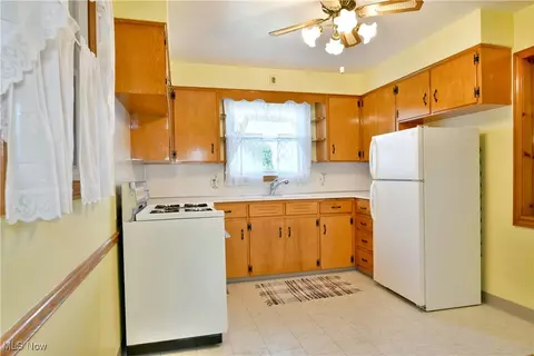 345 W Omar St, Struthers, OH 44471 photo 3