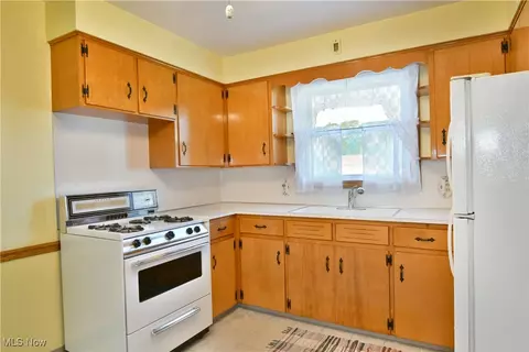 345 W Omar St, Struthers, OH 44471 photo 2