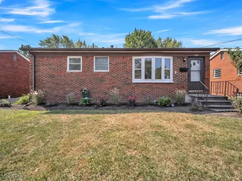 885 Livermore Ln, Elyria, OH 44035