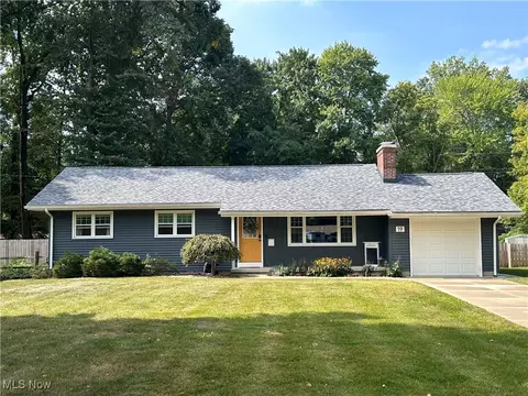 19 Lake Shore Dr, Youngstown, OH 44511