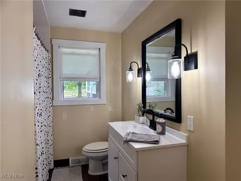 Bath - 19 Lake Shore Dr, Youngstown, OH 44511 photo 1 of 2