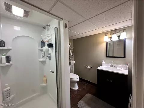 Bath - 19 Lake Shore Dr, Youngstown, OH 44511 photo 2 of 2
