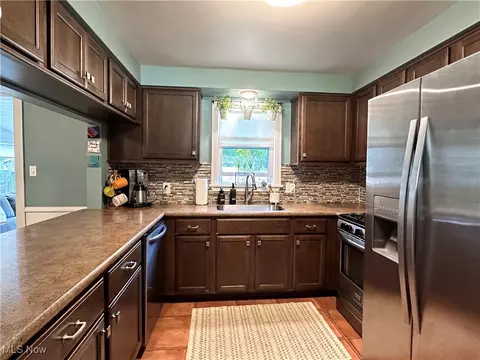 Kitchen - 19 Lake Shore Dr, Youngstown, OH 44511 photo 3 of 4