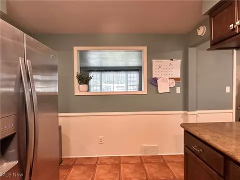 Kitchen - 19 Lake Shore Dr, Youngstown, OH 44511 photo 2 of 4