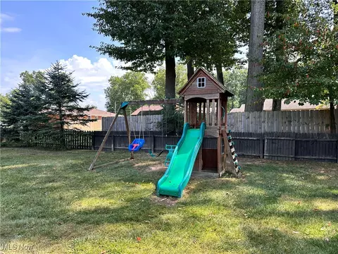 Exterior - 19 Lake Shore Dr, Youngstown, OH 44511 photo 3 of 6