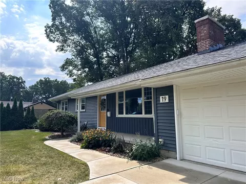 Exterior - 19 Lake Shore Dr, Youngstown, OH 44511 photo 2 of 6