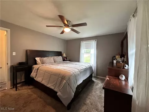 Bedroom - 19 Lake Shore Dr, Youngstown, OH 44511 photo 2 of 5