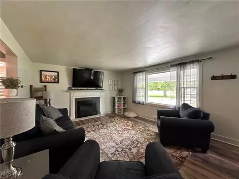 Living - 19 Lake Shore Dr, Youngstown, OH 44511 photo 1 of 1