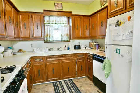 Kitchen - 295 E 2nd St, Girard, OH 44420 photo 4 of 6
