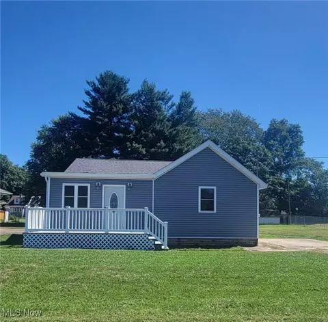 806 Elm St, Belpre, OH 45714