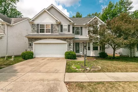 6680 Nantucket Ln, Middleburg Heights, OH 44130