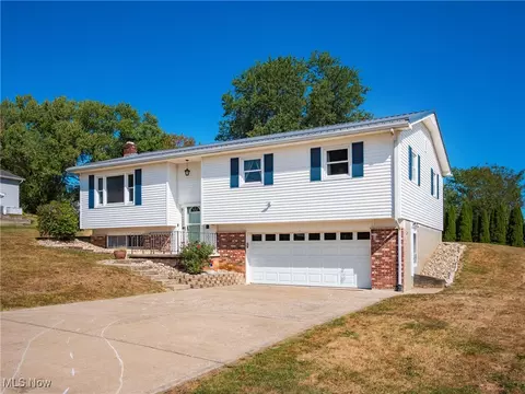 2946 Newton Dr, Zanesville, OH 43701
