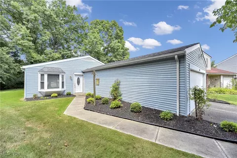 8847 Holly Ln #41, Olmsted Falls, OH 44138