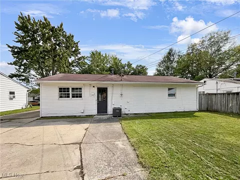 Exterior - 850 Case Ave, Elyria, OH 44035 photo 3 of 4