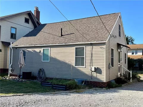 Exterior - 2510 Nicholas Pl NW, Canton, OH 44708 photo 2 of 6