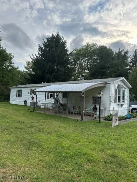 166 Brook Dr, Brookfield, OH 44403