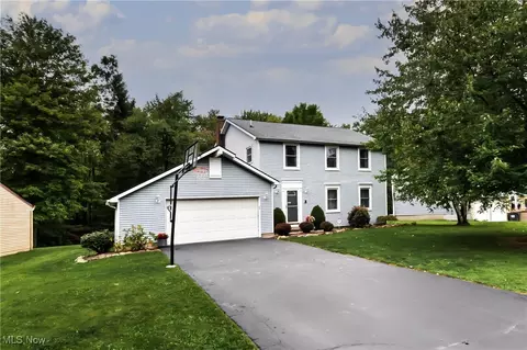 1246 Woodledge Dr, Mineral Ridge, OH 44440
