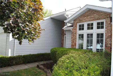 10587 Scottsdale Dr, Strongsville, OH 44136