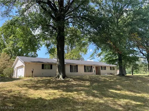 4592 Hillview Dr NW, Strasburg, OH 44680