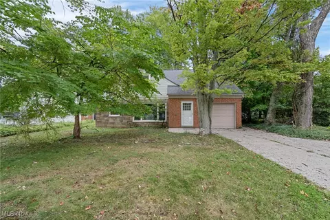 1057 Renfield Rd, Cleveland Heights, OH 44121