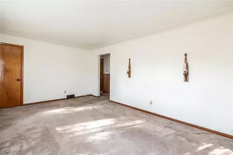 Living - 297 Overlook Blvd, Struthers, OH 44471 photo 4 of 4