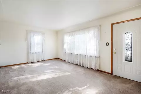 Living - 297 Overlook Blvd, Struthers, OH 44471 photo 2 of 4