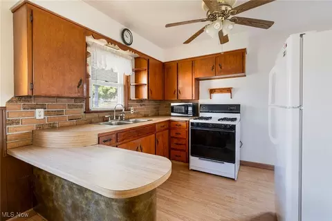 Kitchen - 297 Overlook Blvd, Struthers, OH 44471 photo 3 of 4