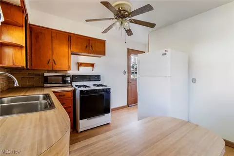 Kitchen - 297 Overlook Blvd, Struthers, OH 44471 photo 2 of 4
