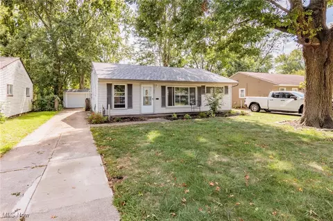 261 Kempton Dr, Berea, OH 44017