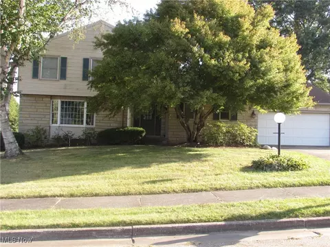 324 Hillview Cir NW, Canton, OH 44709