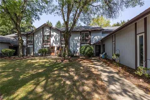 798 Pipes Ct, Sagamore Hills, OH 44067
