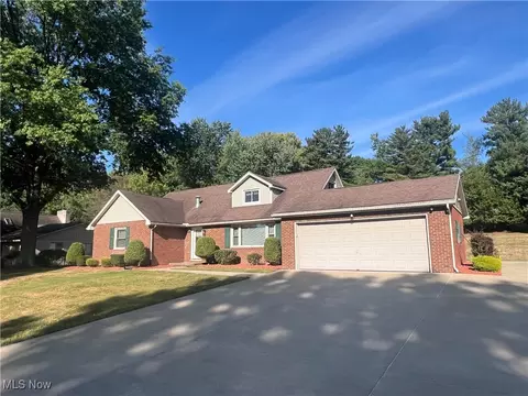 1218 Lakeview Rd NW, New Philadelphia, OH 44663