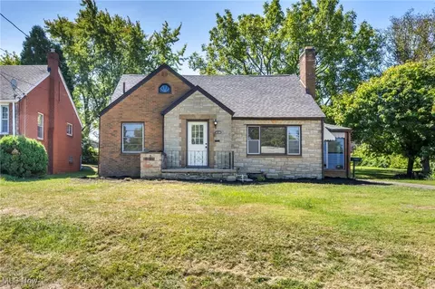 2236 3rd St NE, Canton, OH 44704